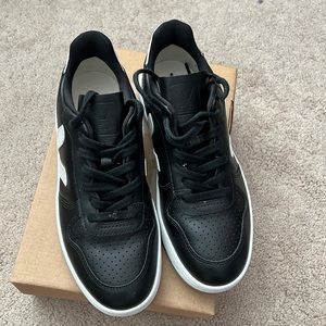 Veja V10 - Black/White Leather